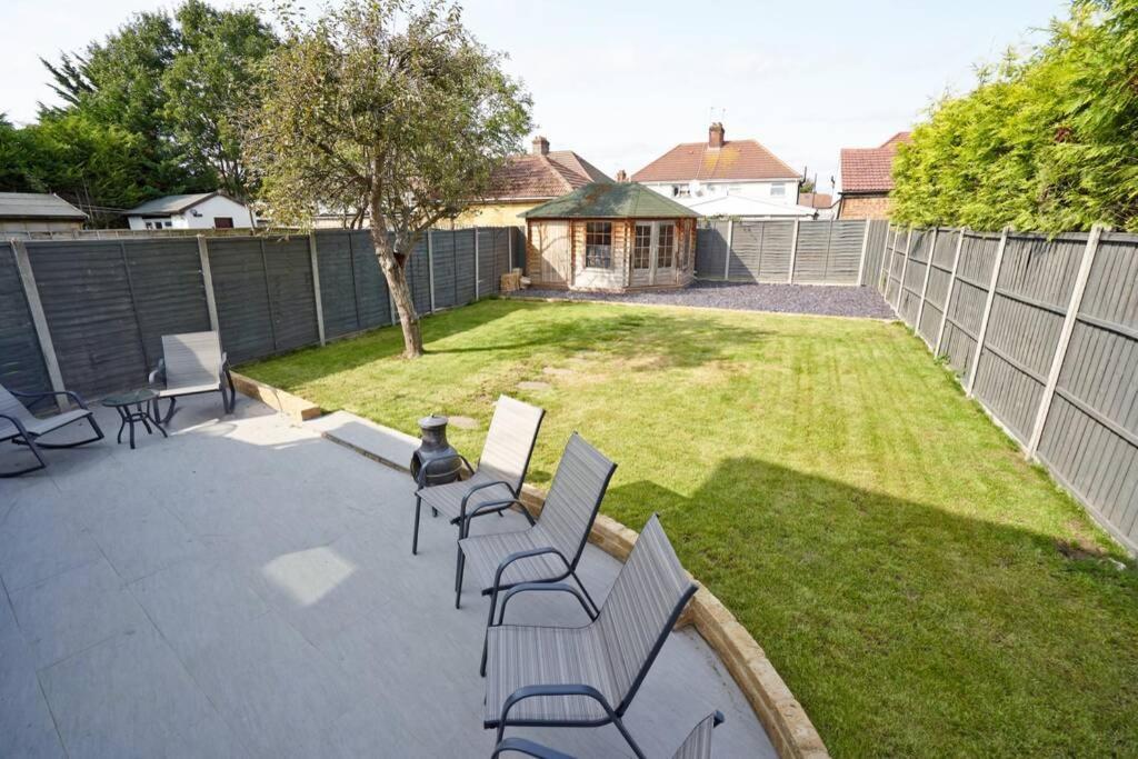 Home From Home - 4 Double Bed House With Parking Slough Bagian luar foto
