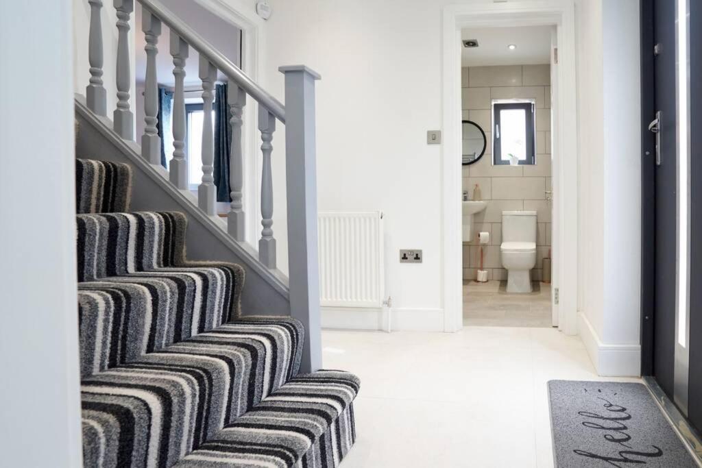 Home From Home - 4 Double Bed House With Parking Slough Bagian luar foto