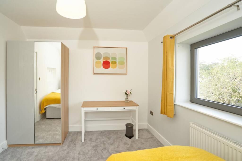 Home From Home - 4 Double Bed House With Parking Slough Bagian luar foto
