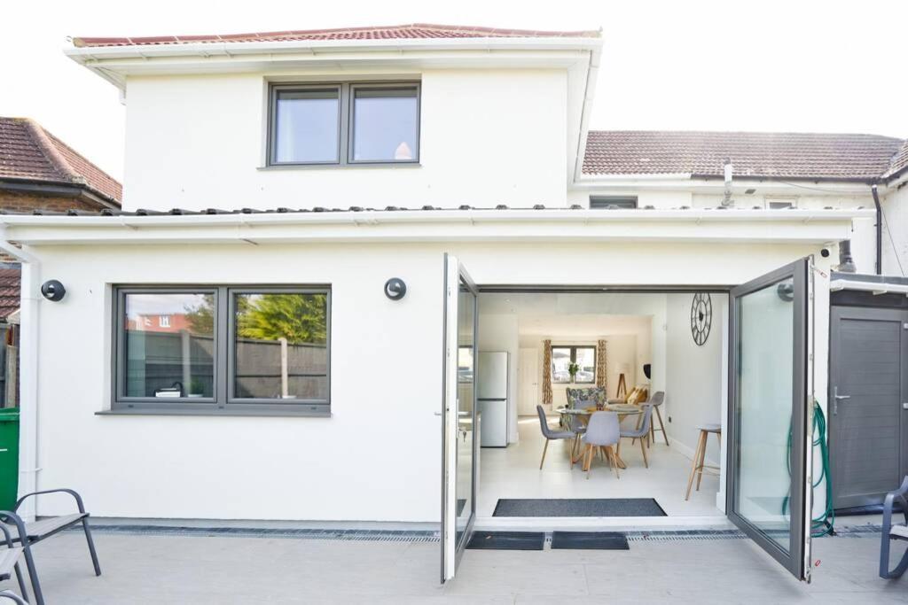 Home From Home - 4 Double Bed House With Parking Slough Bagian luar foto