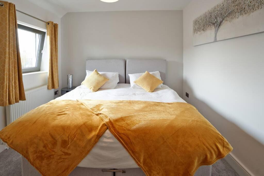 Home From Home - 4 Double Bed House With Parking Slough Bagian luar foto