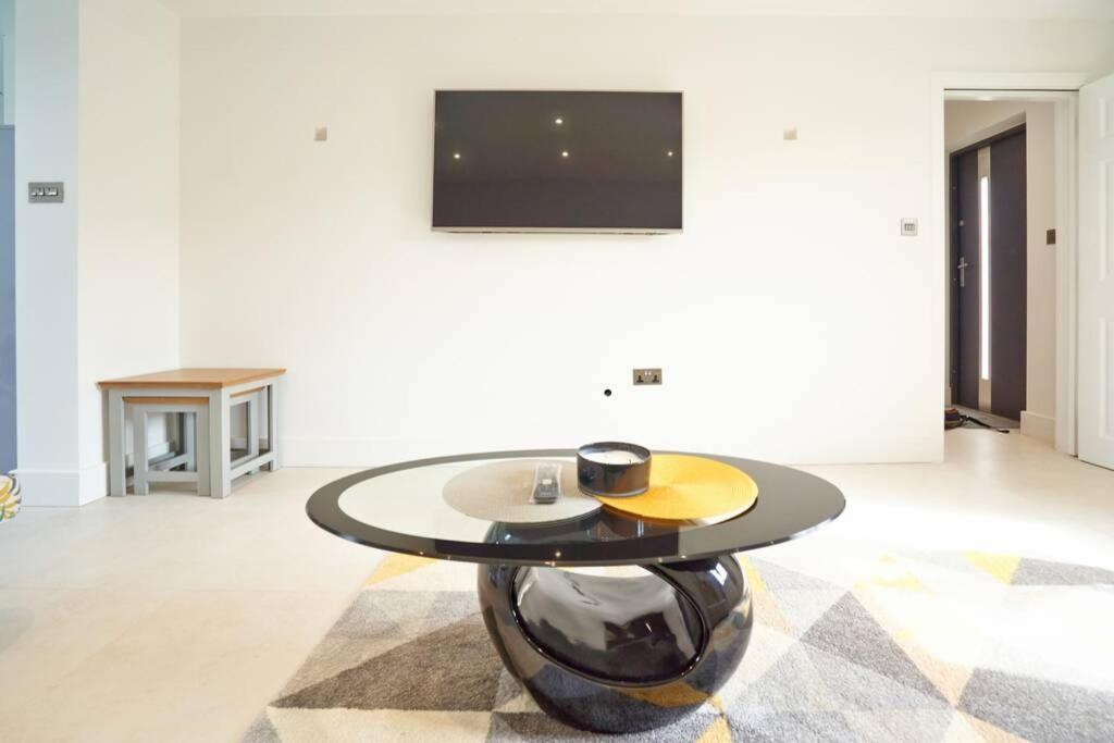 Home From Home - 4 Double Bed House With Parking Slough Bagian luar foto