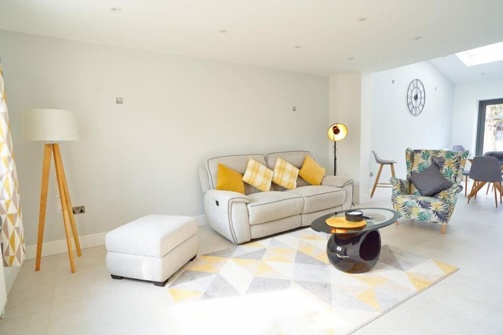 Home From Home - 4 Double Bed House With Parking Slough Bagian luar foto