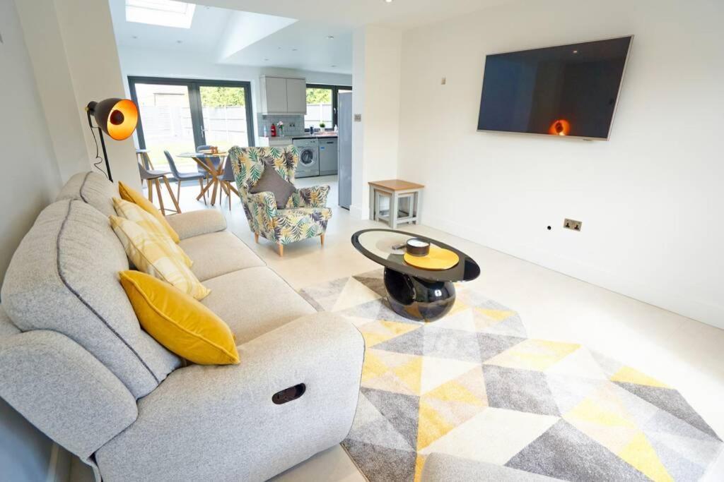 Home From Home - 4 Double Bed House With Parking Slough Bagian luar foto