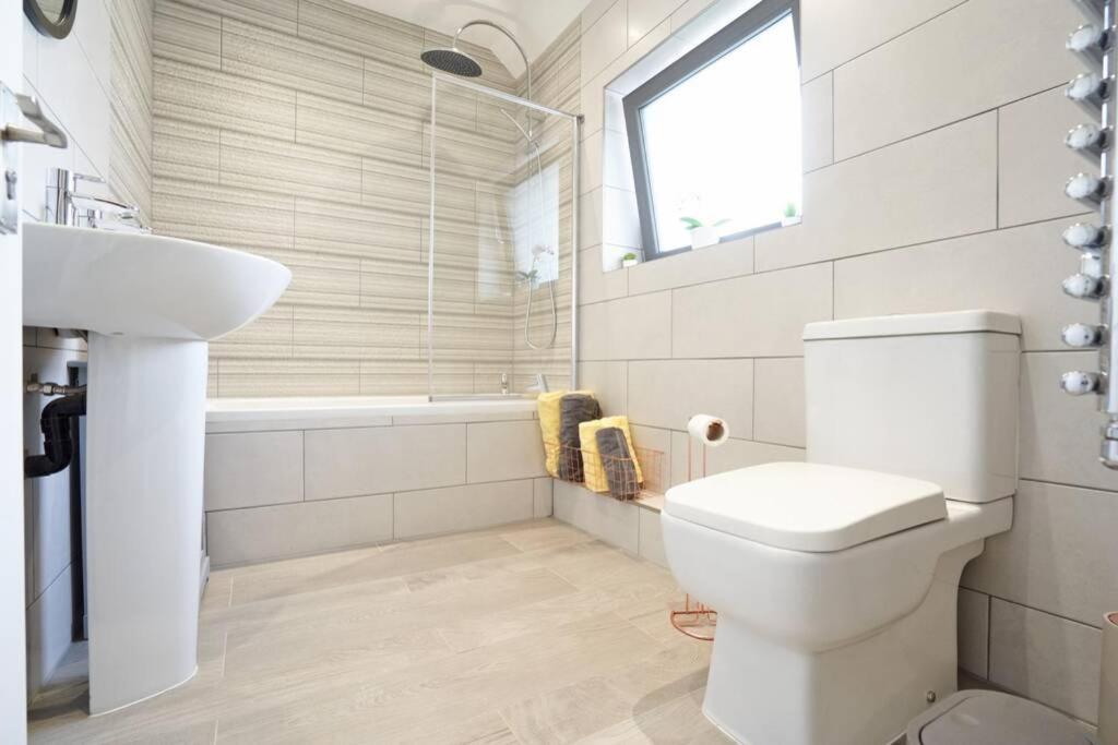 Home From Home - 4 Double Bed House With Parking Slough Bagian luar foto
