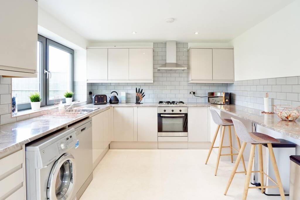 Home From Home - 4 Double Bed House With Parking Slough Bagian luar foto