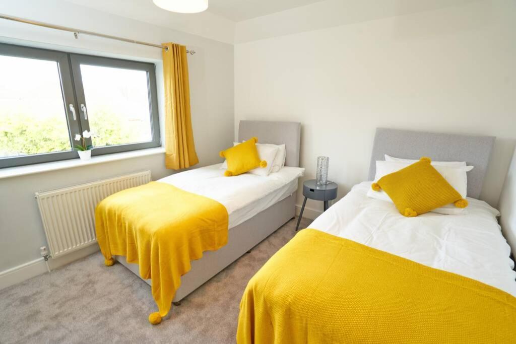 Home From Home - 4 Double Bed House With Parking Slough Bagian luar foto